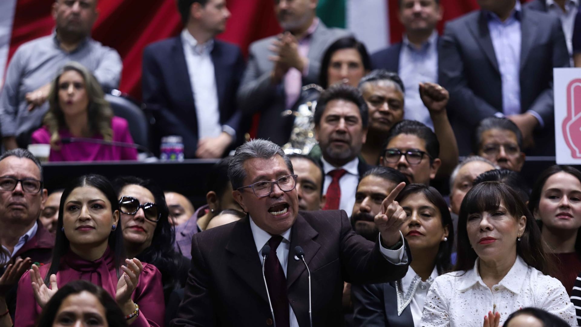Monreal deja a Morena castigo por diputadas rebeldes