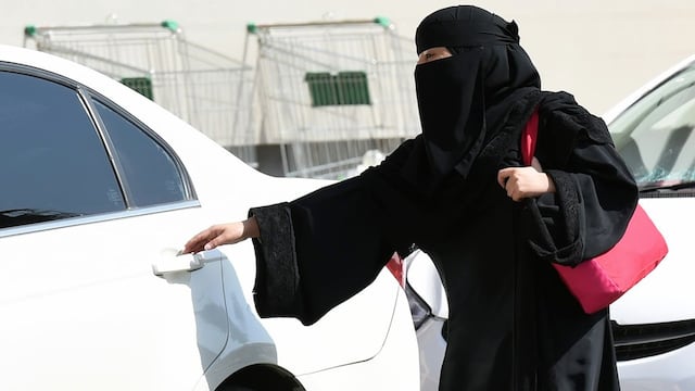 Arabia Saudita permite a mujeres conducir