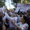 Acercan auto a AMLO para seguir su marcha del 27 de noviembre; decide seguir a pie