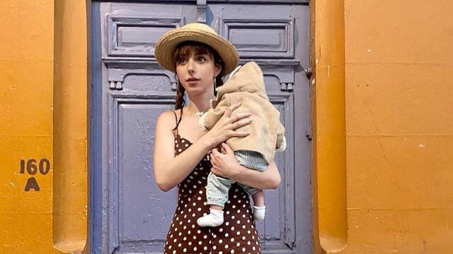 Natalia Téllez cargando a Emilia