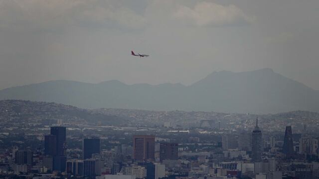 Avión sobrevuela la Ciudad de México