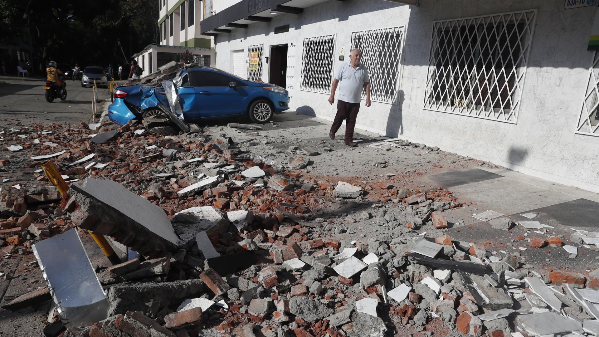 Sismo de 7.4 sacude Colombia: videos muestran daños y edificios colapsados