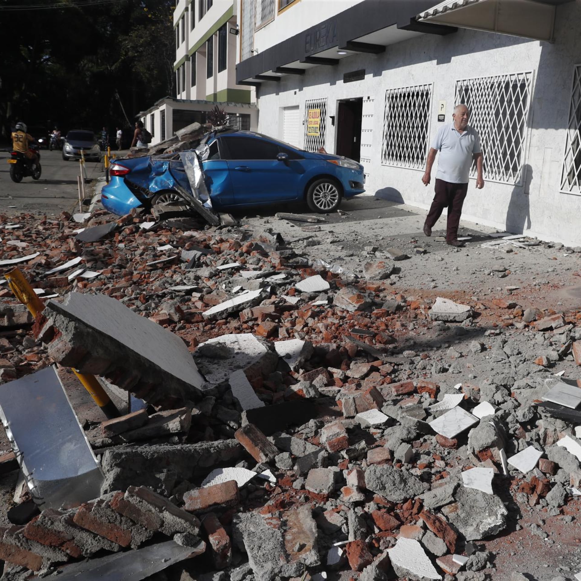 Sismo de 7.4 sacude Colombia: videos muestran daños y edificios colapsados
