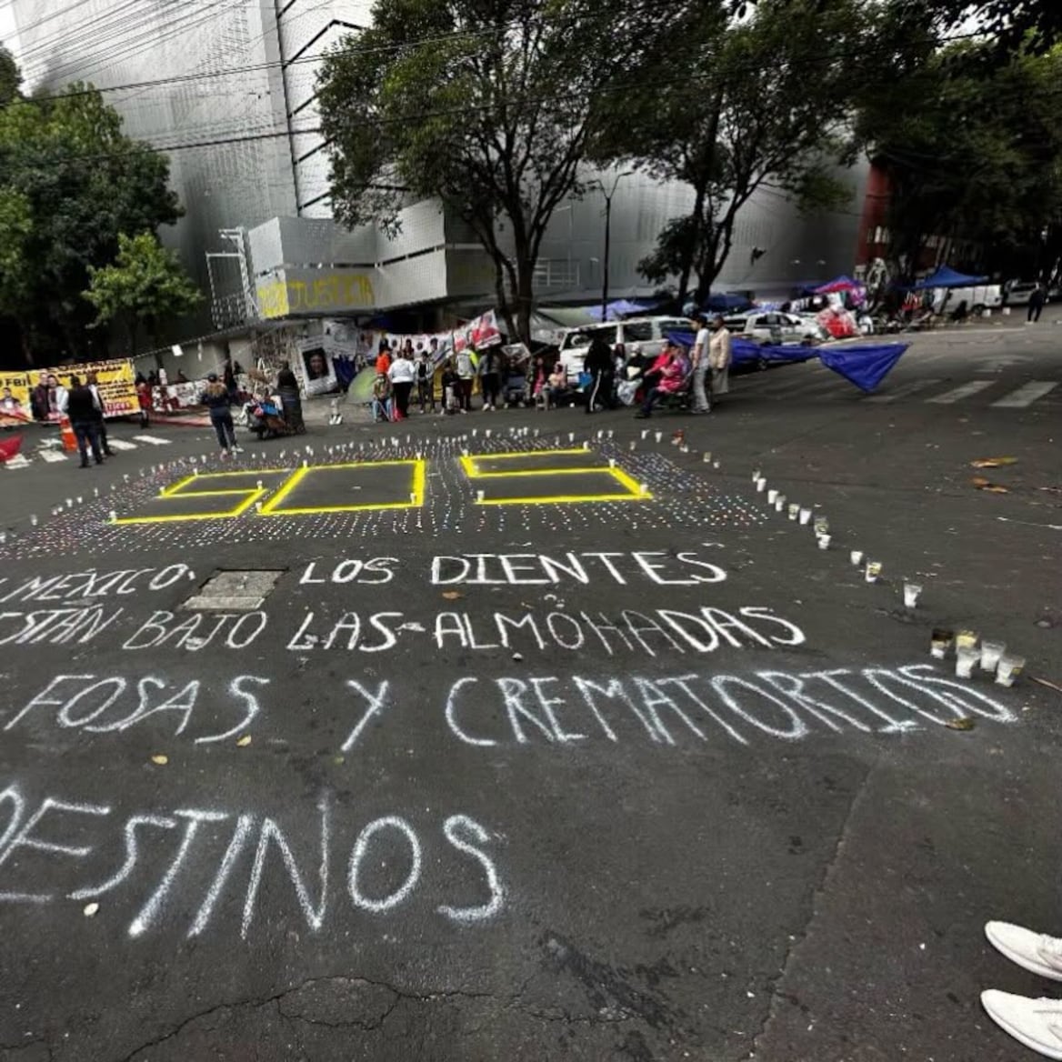 Protesta por dientes de leche llega a la FGR con 1,600 ratoncitos de plástico