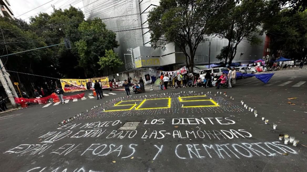 Protesta por dientes de leche llega a la FGR con 1,600 ratoncitos de plástico