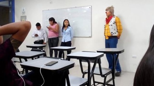 Joven expone en su clase de derecho vestido payaso
