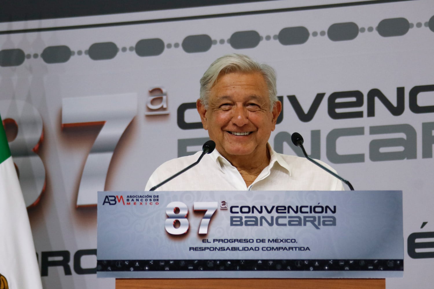 AMLO se despide en Convención Nacional Bancaria donde lo han tratado con respeto