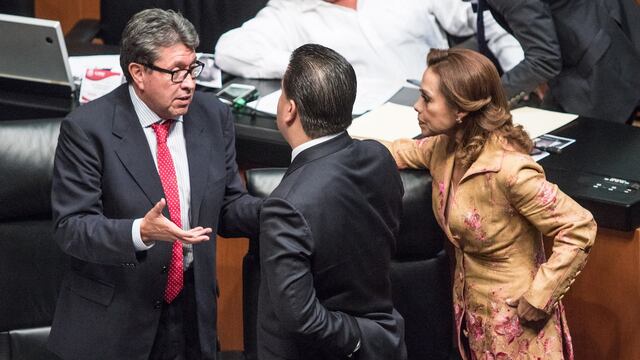 Ricardo Monreal en sesión en el Senado. Iniciativa en espera.