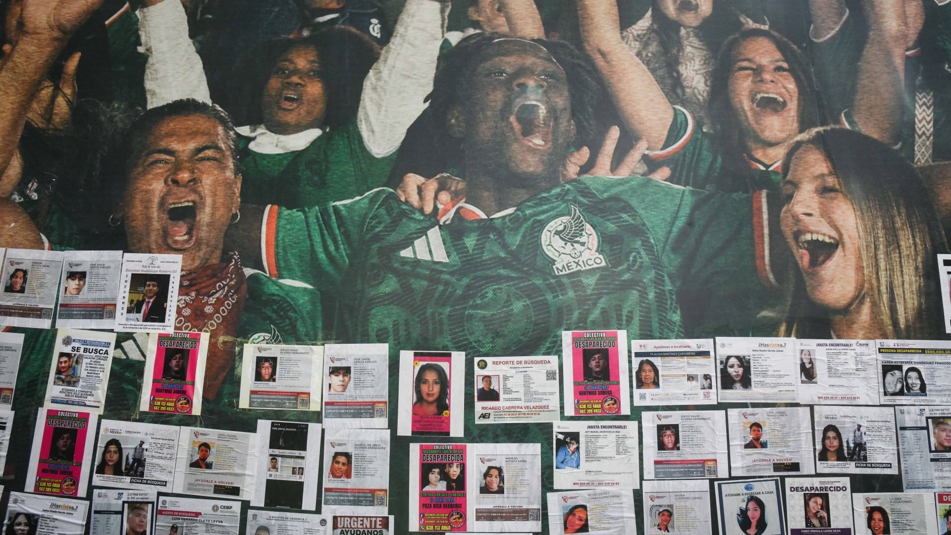 Madres buscadoras pegan fichas en el Estadio Banorte; denuncian retiro en menos de una hora