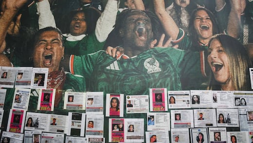 Madres buscadoras pegan fichas en el Estadio Banorte; denuncian retiro en menos de una hora