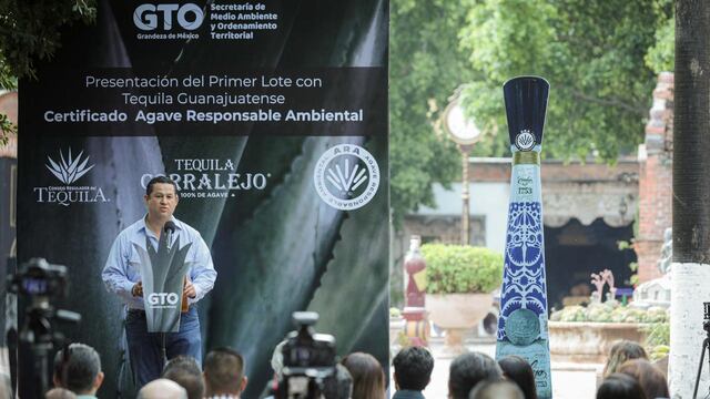 Diego Sinhue Rodríguez presenta el primer lote de tequila de Guanajuato
