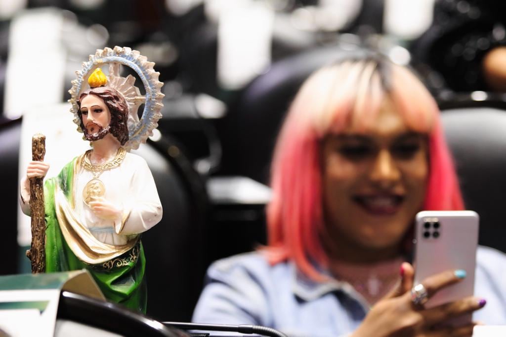 María Clemente García cargó con una figura de San Judas Tadeo durante sesión en la Cámara de Diputados