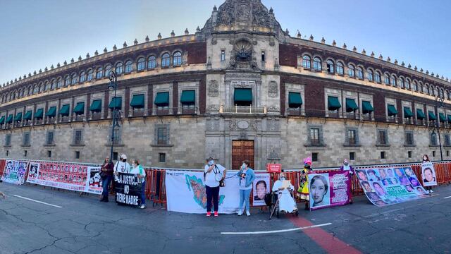 Movimiento por nuestros desaparecidos protesta a fuera de Palacio Nacional/ Facebook Movimiento por nuestros desaparecidos