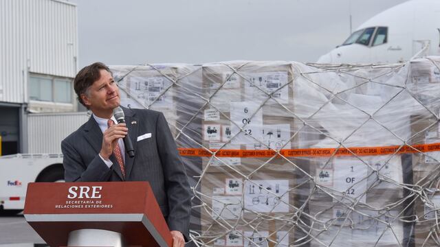 Christopher Landau en el aeropuerto de Toluca