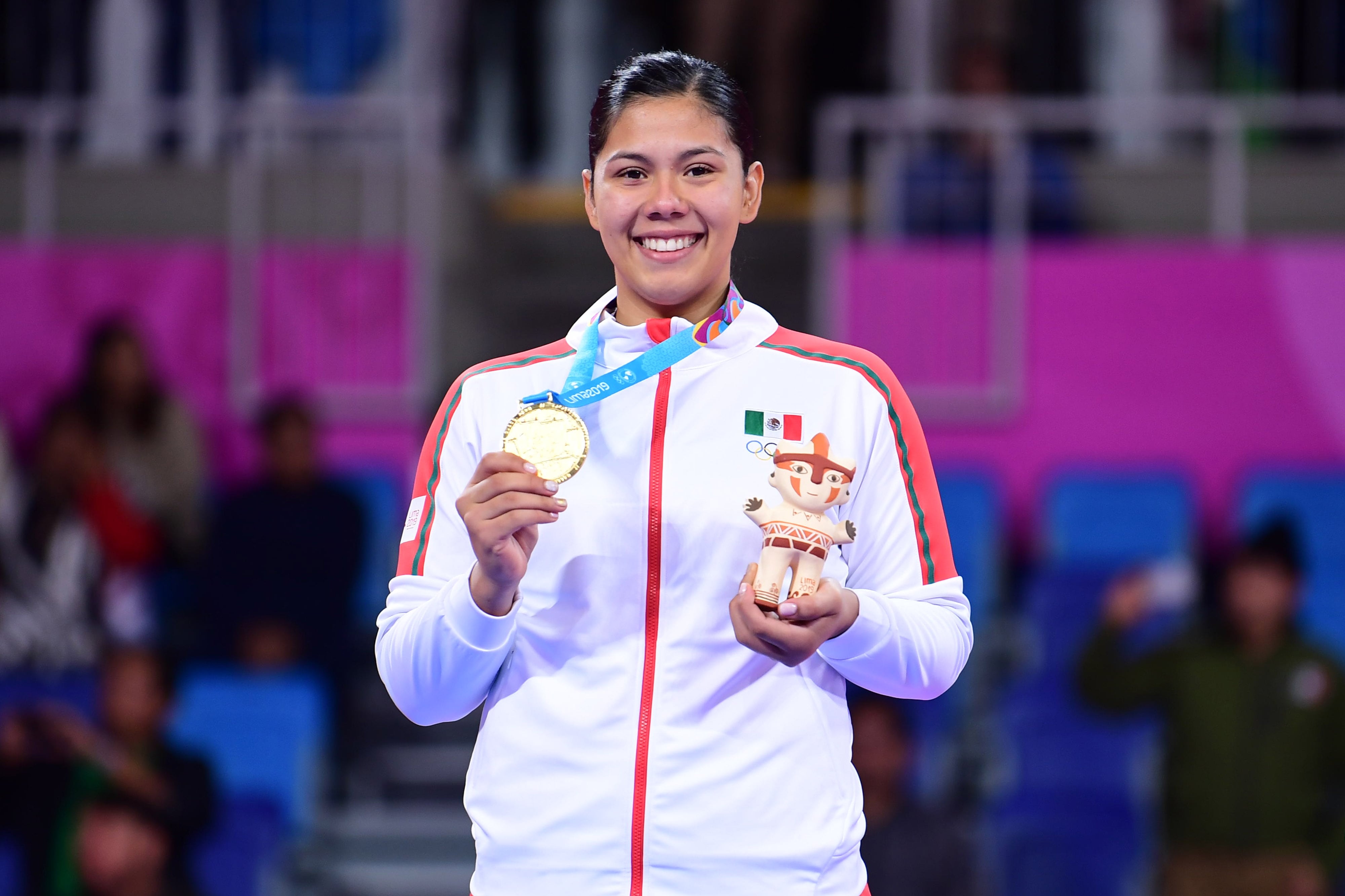Briseida Acosta presume medalla