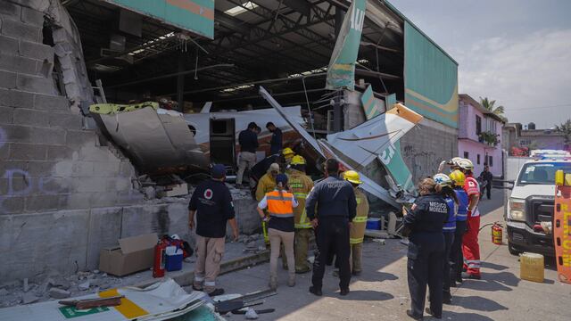 Una avioneta se estrelló contra un Bodega Aurrerá en Temixco, Morelos