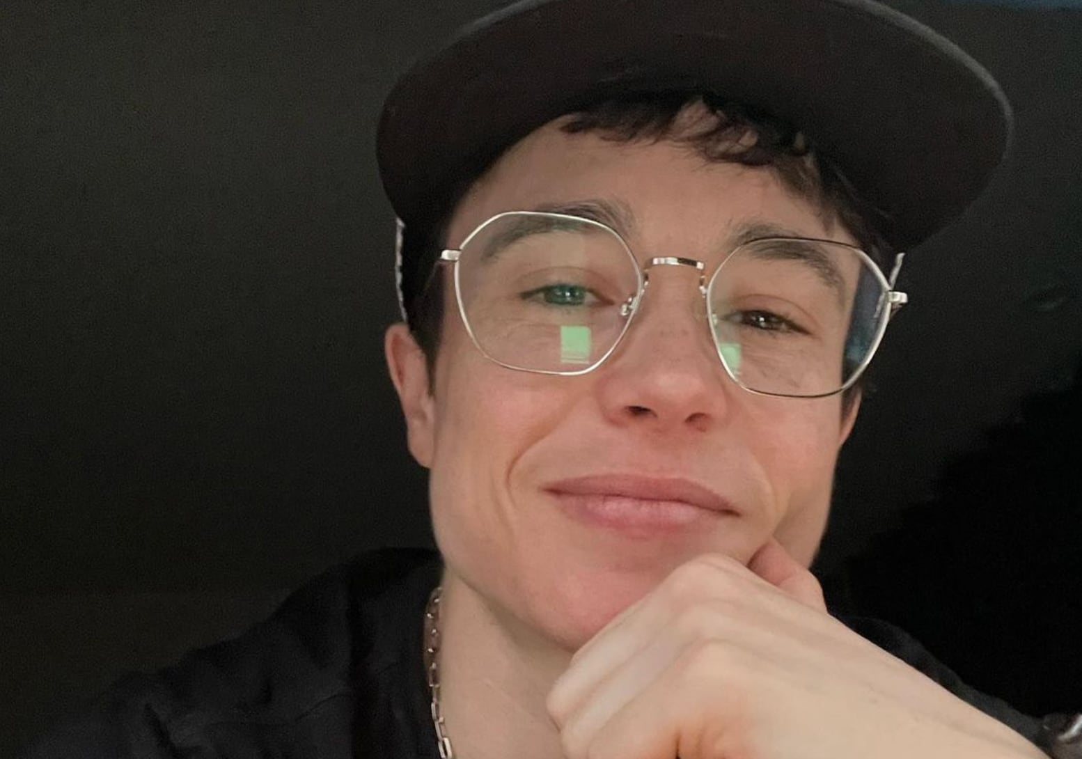 Elliot Page es feliz: Posa por primera vez con el pecho desnudo