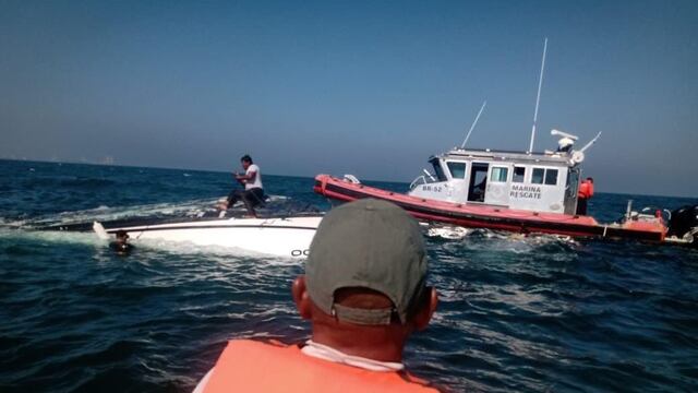VIDEO: Embarcación se hunde frente a Boca del Río, Veracruz; 10 tripulantes fueron rescatados