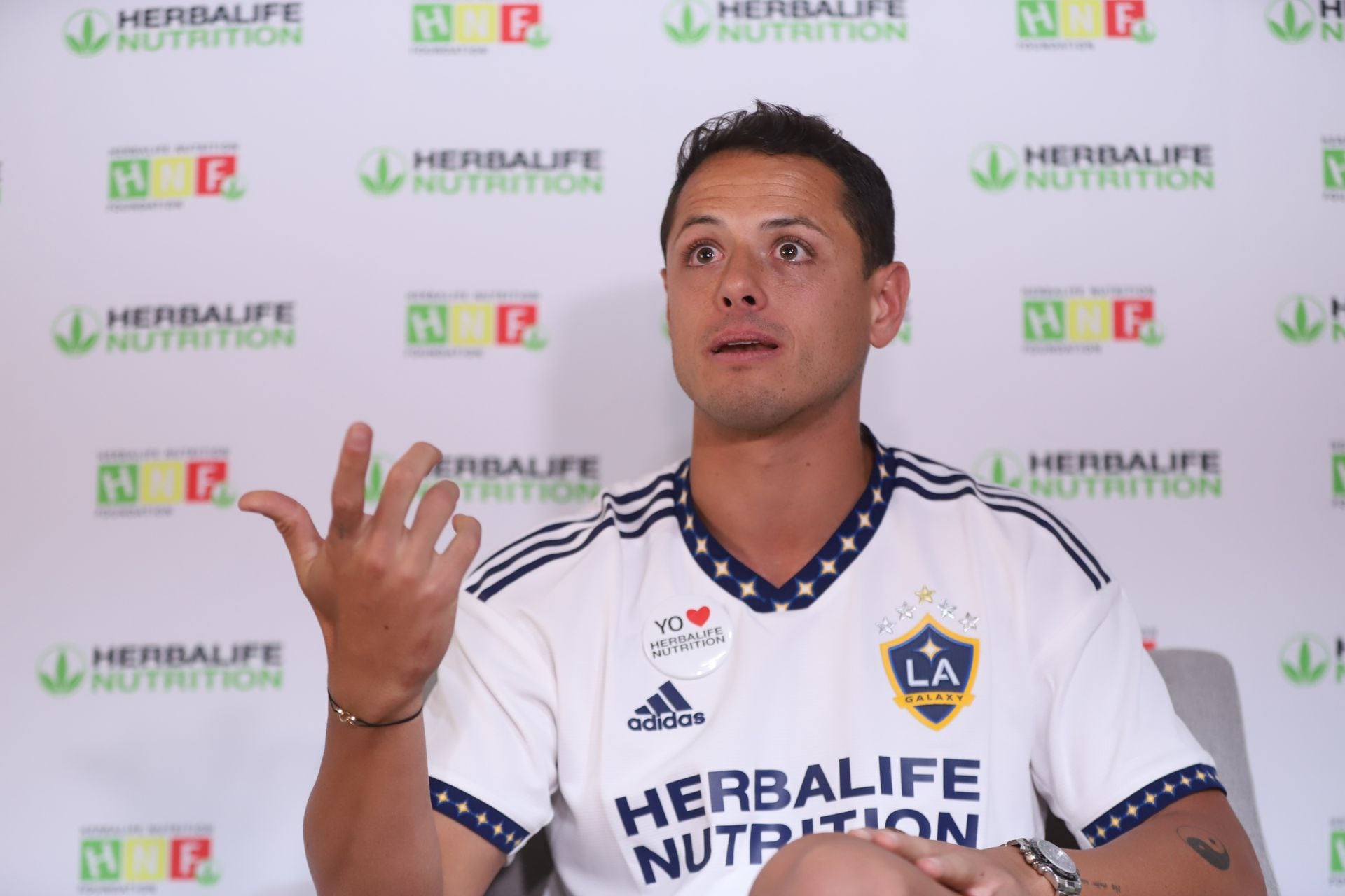 El futbolista mexicano de Los Ángeles Galaxy Javier Hernández habla durante una rueda de prensa en Guadalajara.
