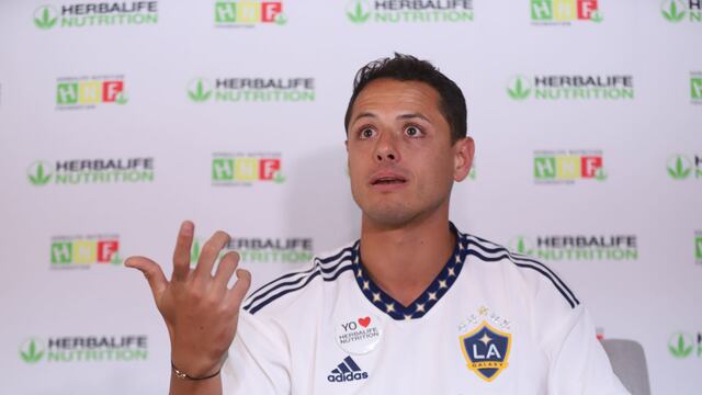 El futbolista mexicano de Los Ángeles Galaxy Javier Hernández habla durante una rueda de prensa en Guadalajara.