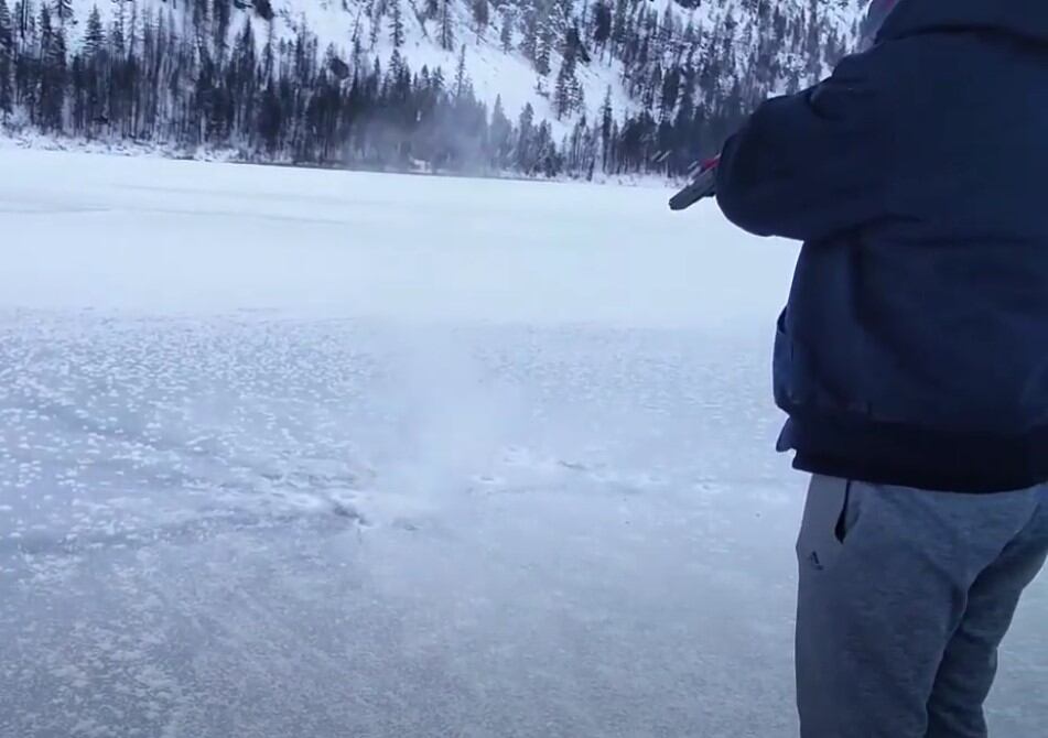 Hombre disparando sobre hielo