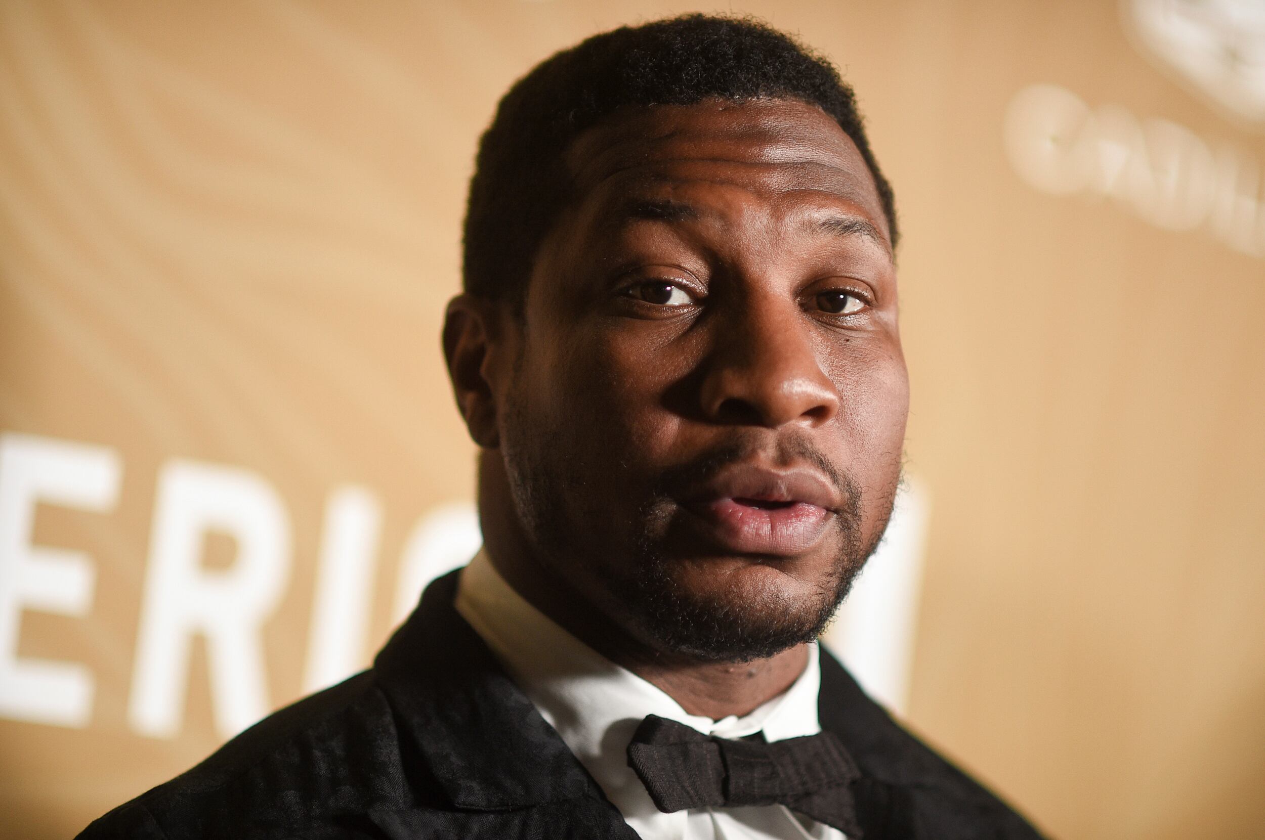 Abogados de Jonathan Majors aseguran tener pruebas de su inocencia tras su arresto
