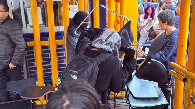 Prepa 8 de la UNAM: encapuchados toman el plantel