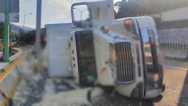 Volcadura de tráiler en la Autopista México-Toluca