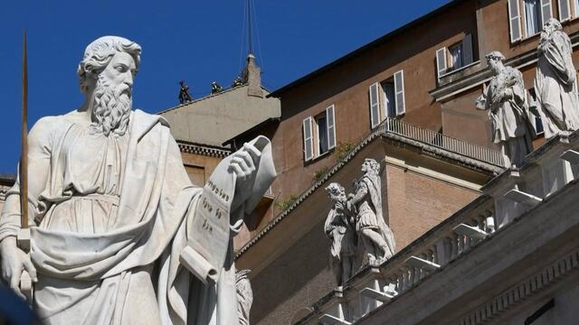 Cónclave: Instalan chimenea en el Vaticano