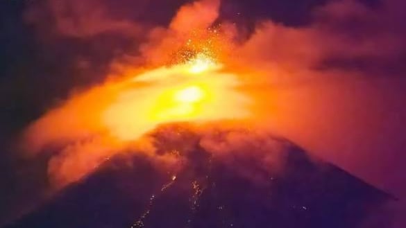 Volcán de Fuego entra en fase explosiva; Guatemala activa alerta naranja