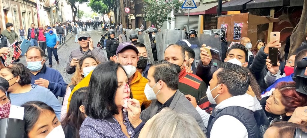 Lía Limón es agredida