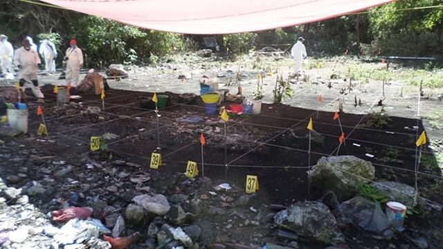 Peritos en el basurero de Cocula. En busca de los 43.
