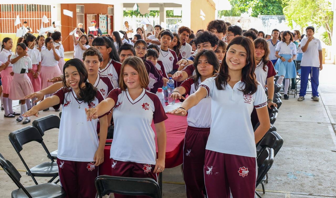 Ana Paty Peralta impulsa participación juvenil en la construcción de paz