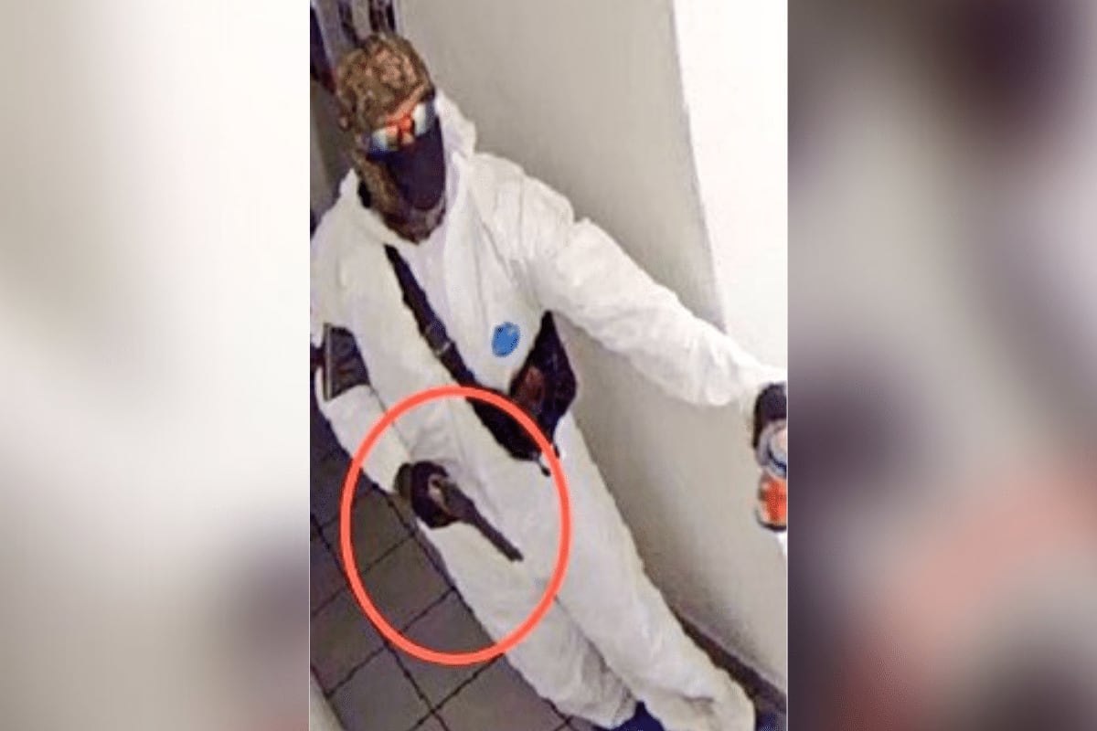 Roban banco con trajes para sanitizar