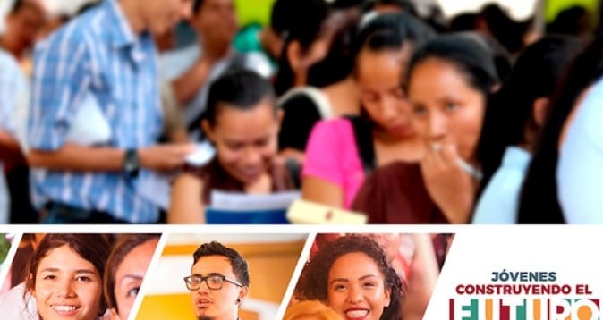 Jóvenes Construyendo el Futuro con becas para estudios o capacitación.