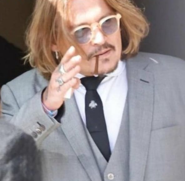 Johnny Depp con pin de abeja