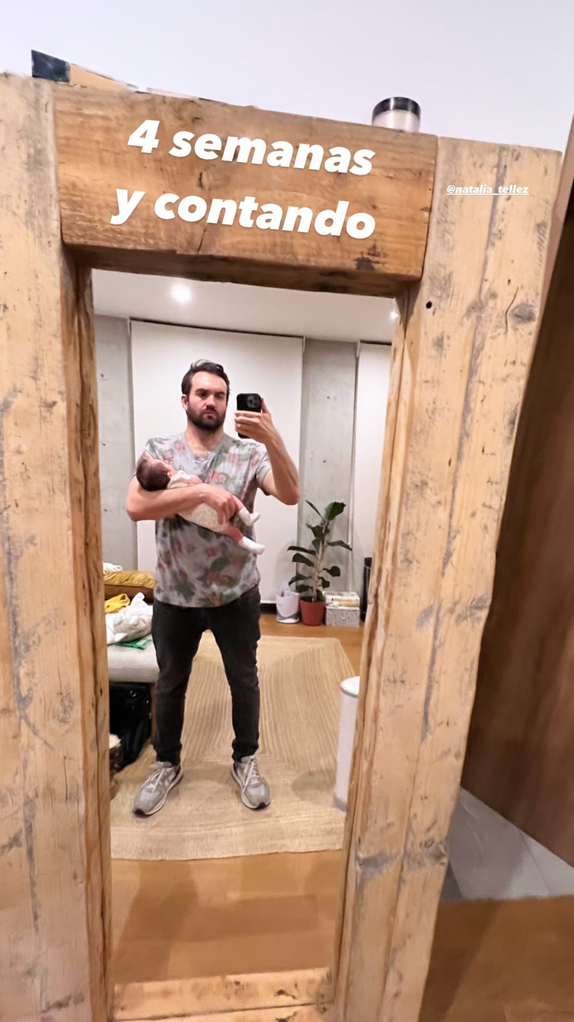 Antonio Zabala cargando a su hija