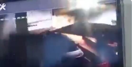 Captura de video de la camioneta con tumbaburros utilizada para el escape de 9 reos en Tula, Hidalgo