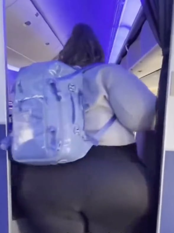 Acusa discriminación por tamaño de pasillos en aviones