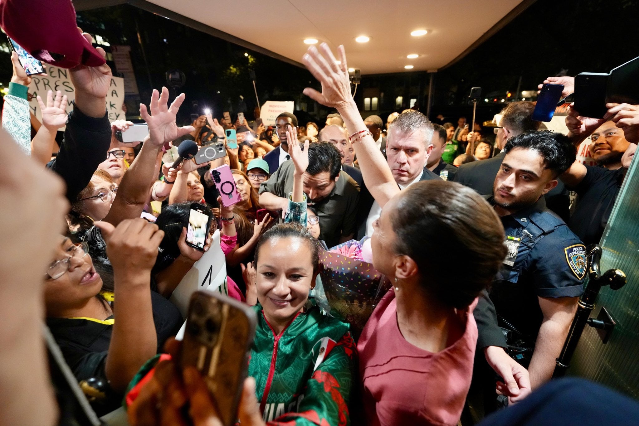 Mexicanos en Nueva York reciben con cariño a Claudia Sheinbaum durante su visita