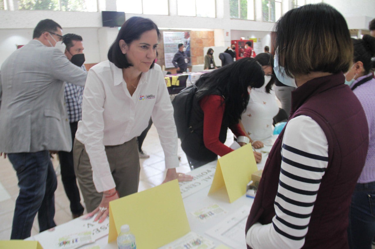 Lía Limón en Feria del empleo