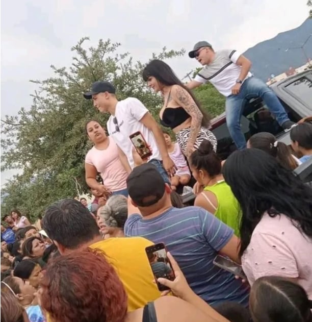 Karely Ruiz regala útiles escolares