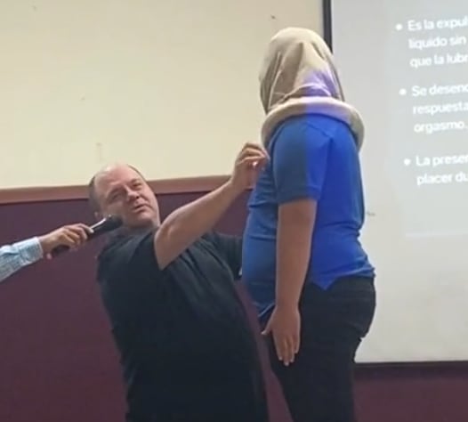 Alumno es utilizado para enseñar cómo se pone un condón