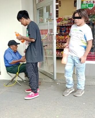Hombre trabaja abriendo la puerta de un Oxxo