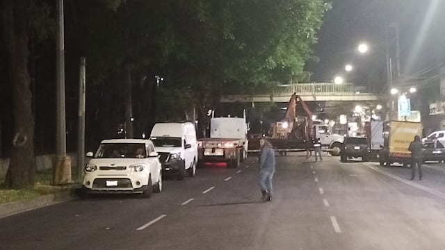 Trabajos de reparación de un puente peatonal genera caos vial en Calzada de Tlalpan