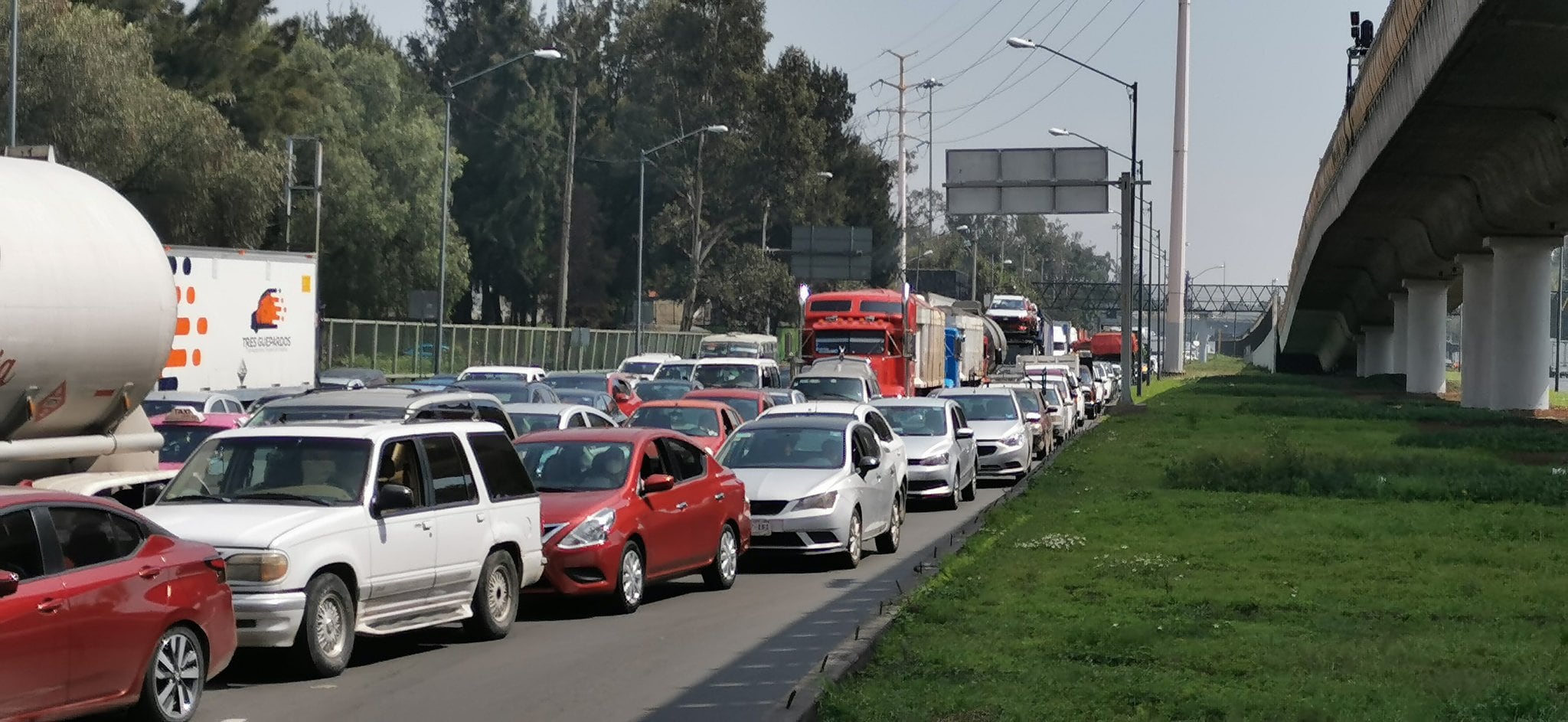 Tráfico por balacera en Avenida Oceanía