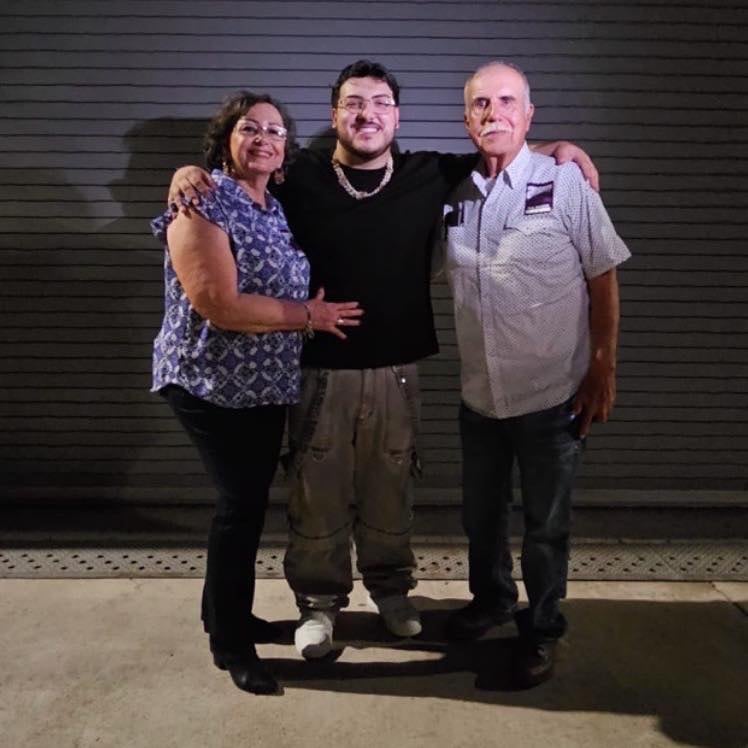 Payo, vocalista de Grupo Frontera con sus abuelos los que promovieron el voto por Donald Trump.