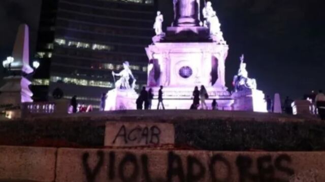 Está documentado que fue un grupo mucho menor de encapuchadas que se presentan como “anarquistas” las que a partir de las 18:30 horas realizaron todos los desmanes sin que ninguna autoridad lo impidiera.