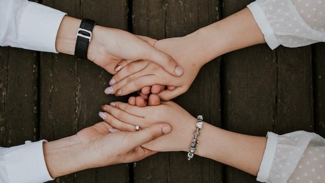 tomar de la mano a tu pareja