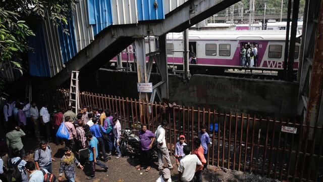 Estampida en Bombay. Muertos.